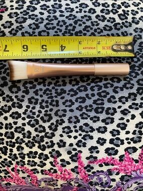 RT Perfecting Primer Plush Bristles Use Sweeping Motion Apply Serums Primers